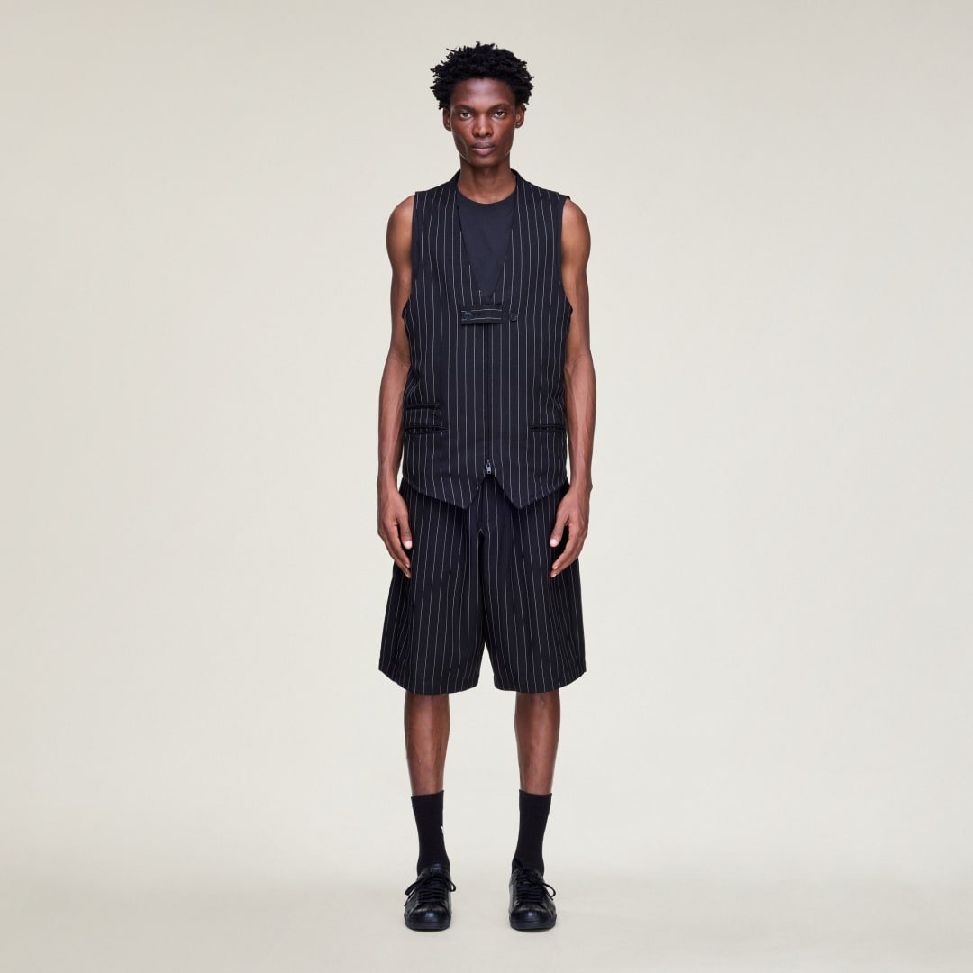 Y-3 SPORT UNIFORM SHORTS MIT NADELSTREIFEN