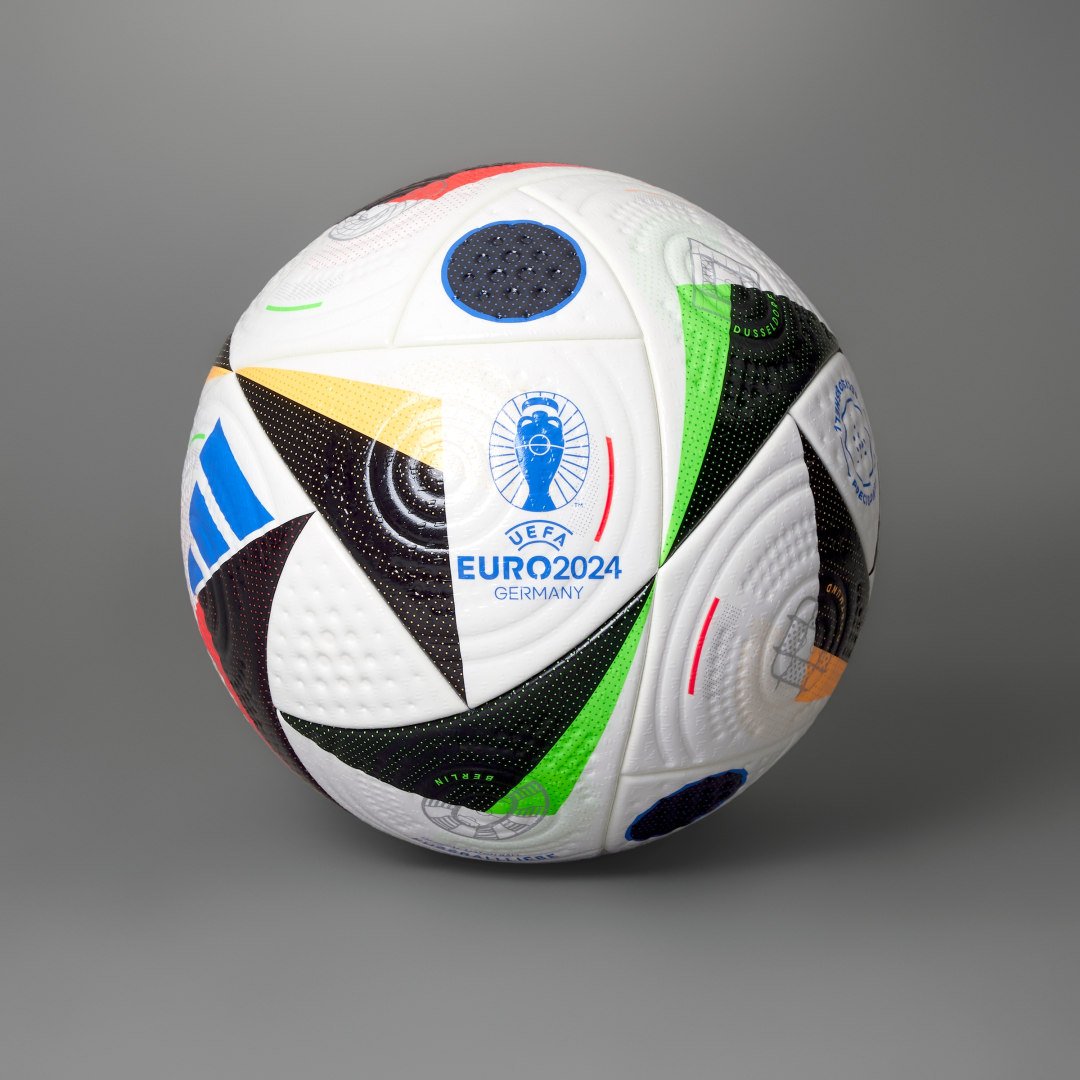 Thumbnail - Fußballliebe Pro Ball