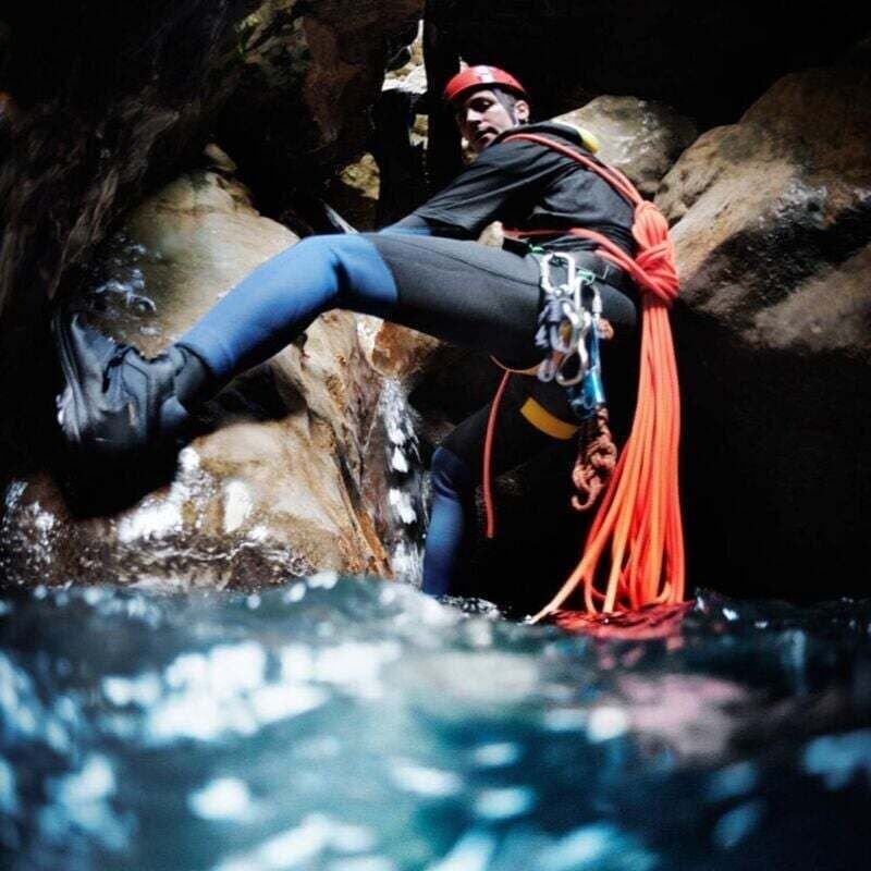 30 m 8 mm Kletterseil – Polypropylen-Paracord mit orangefarbenen Schlaufen/Karabinern – Multifunktional zum Wandern/Rett...