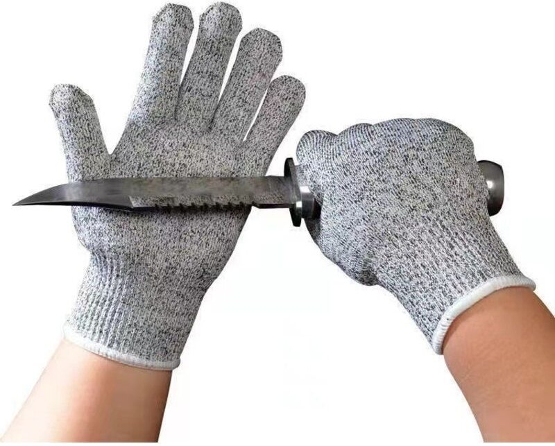 Schnittfeste graue Handschuhe, ein Paar, zum Schutz vor Kratzern und für mehr Sicherheit beim Glasschneiden.