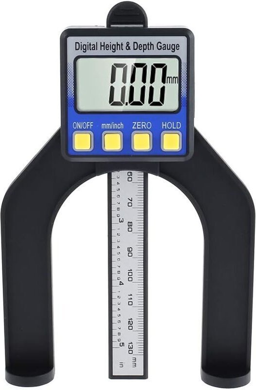 Hochpräziser digitaler LCD-Messschieber mit Messbereich von 0 bis 85 mm. Sockel mit Magneten.