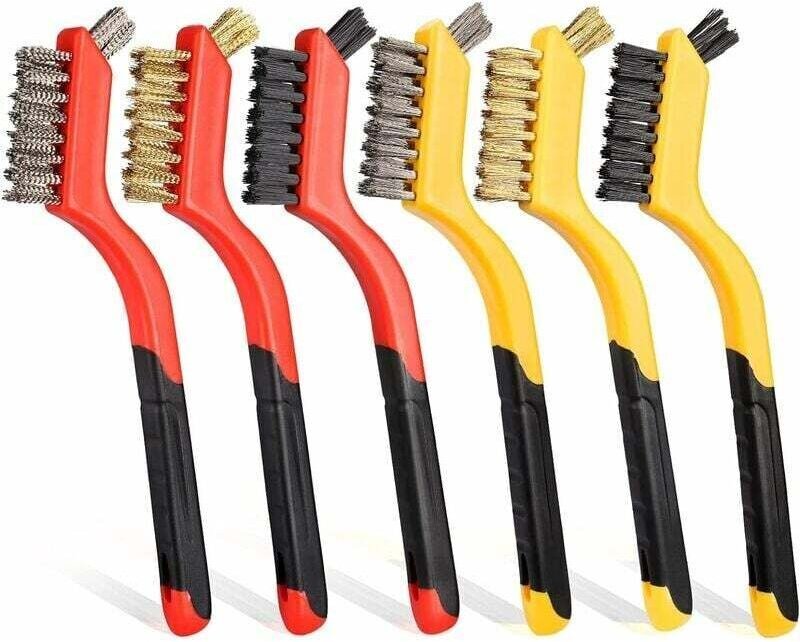 6 Metallbürsten (Stahl, Messing und Nylon) zur Reinigung von Schweißschlacke und Rost.