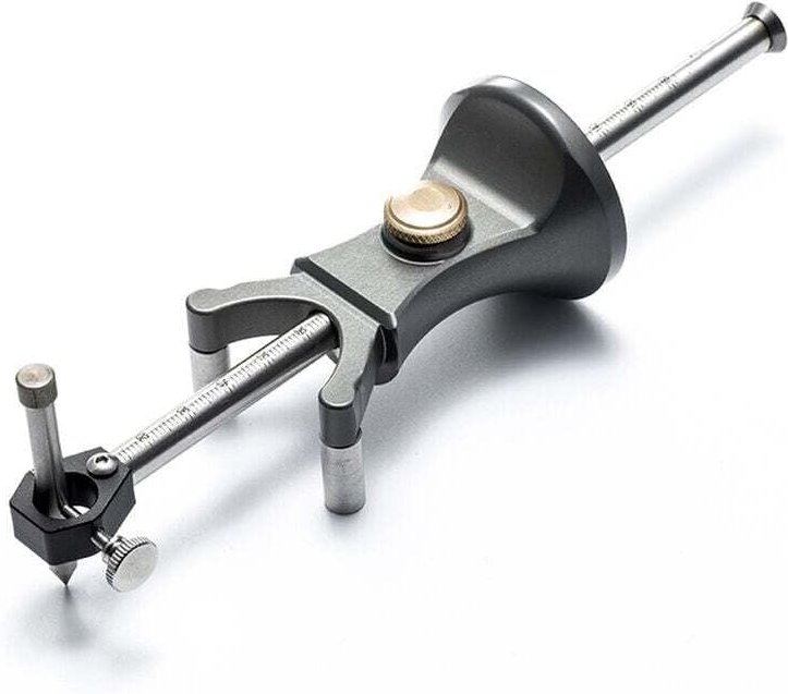 Anreißnadel für die Holzbearbeitung. Anreißnadel für gerade Linien mit einem multifunktionalen Bogen.