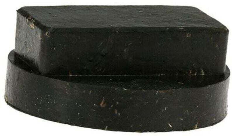 Gummierte Wagenheberadapter verhindern Beschädigungen an den BMW-Türschwellern.