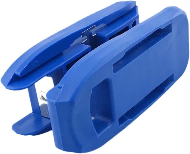 Tragbares Multifunktions-Holzbearbeitungswerkzeug zum Schneiden von Kanten in dünnem Holz, blau.