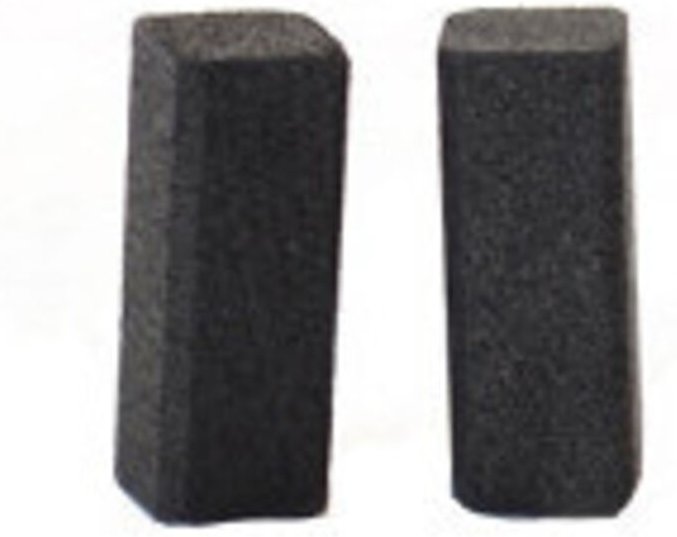 Set aus 2 anpassbaren Kohlen für De Walt. Abmessungen: 6,3 x 6,3 x 13 mm.