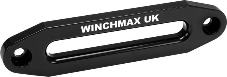 Großes Klüsenfenster aus Aluminium. Schwarz glänzend pulverbeschichtet mit lasergeätztem Winchmax Logo.