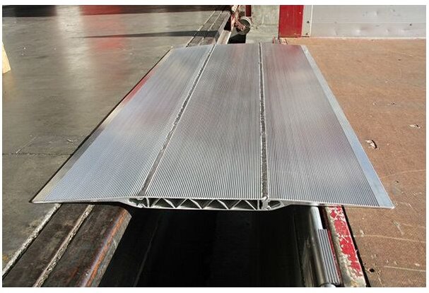 Berladebrücke 750mm, Breite 1500mm für Logistikanwendungen, für elektrische Hubwagen und Gabelstapler - MS0402TL/0750/15...