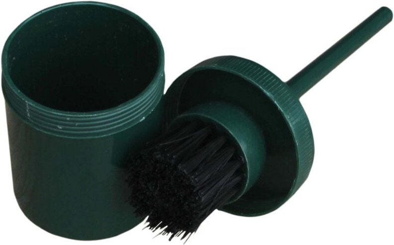 Pinsel ins glas geben