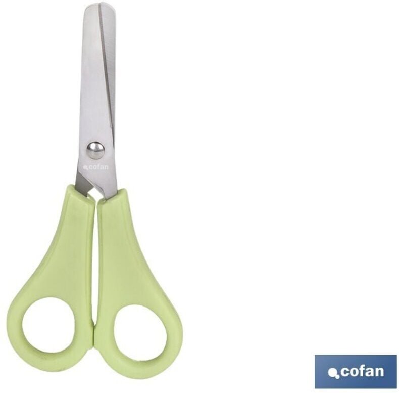 Schulschere aus 13,3 cm langem Edelstahl mit abgerundeten Spitzen und einem grünen Griff aus zwei Materialien