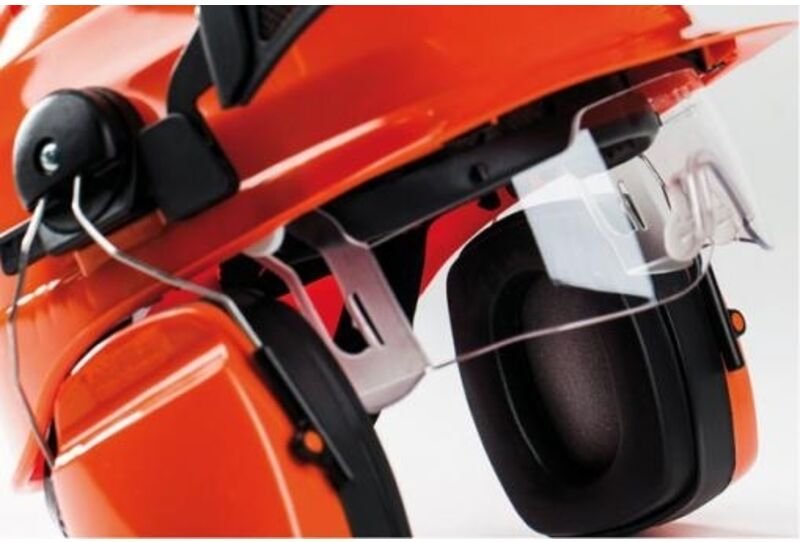 Helm mit integriertem Schutzbrillenvisier und Gehörschutz