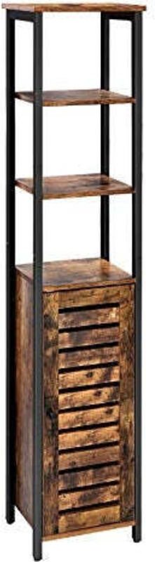 Rustikaler industrieller hochschrank mit regalen