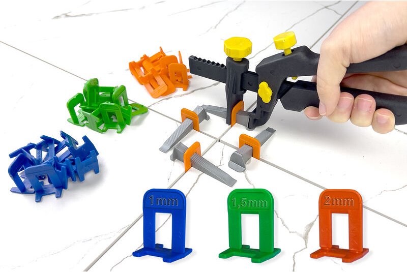 Fliesen Nivelliersystem Set alle Fugenbreiten Zuglaschen Keile Abstandshalter Verlegehilfe: Fliesenkeile (100 Stück), 1 ...