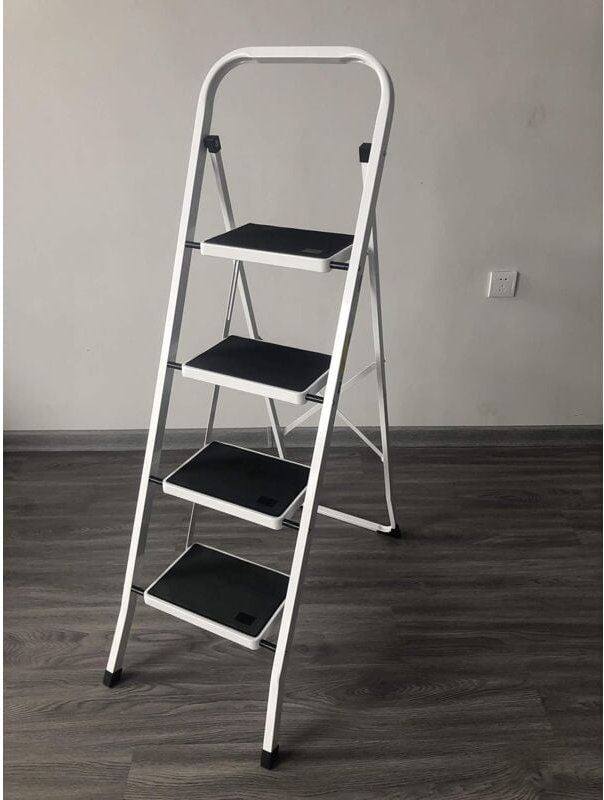 Klapptritt mit 4 Stufen, aus Stahl, Trittleiter, Leiter, 30 cm breite Stufen, rutschfeste Gummimatten, bis 150 kg belast...