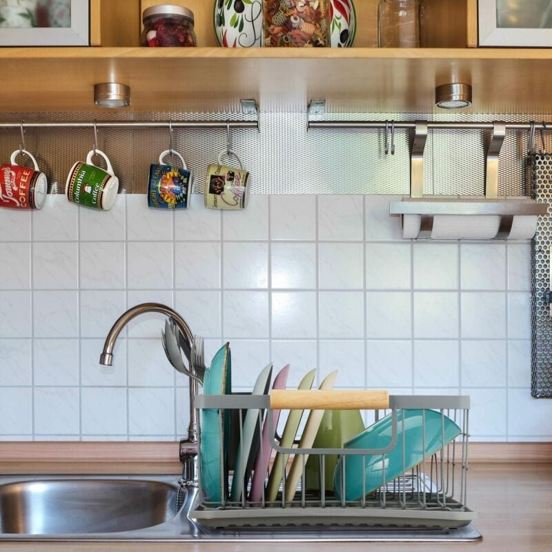 Geschirrständer mit Abtropfschale und Besteckhalter