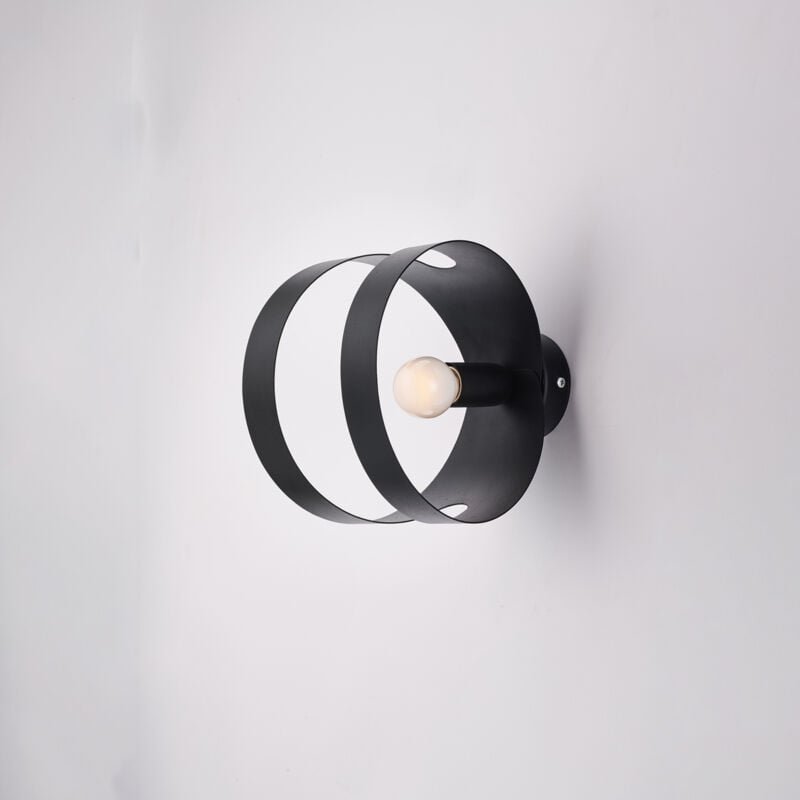 Applique in ferro laccato nero con fascia tagliata a laser 1 luce H.19 - L.14 - P.22