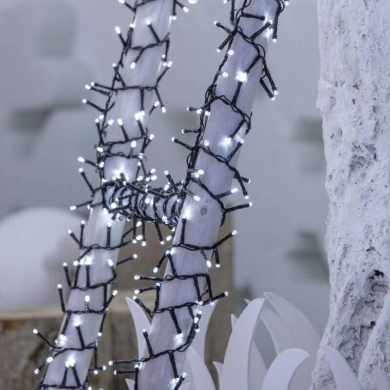 30 m lange Mini-Lichterkette von Lotti mit 1500 LEDs in Kaltweiß, 8 Timer-Programmen und dunkelgrünem Kabel.