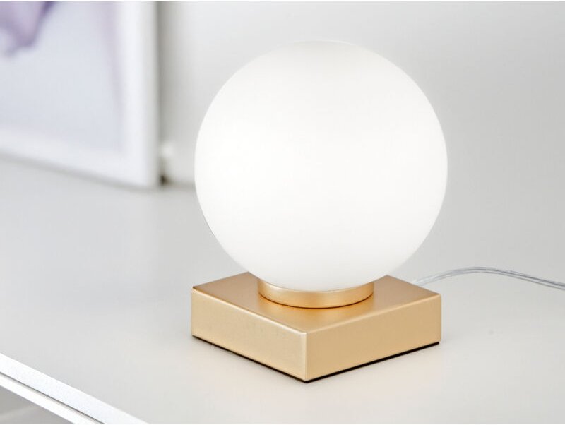Kleine LED Tischleuchte Gold mit Glaskugel in Opalweiß, Höhe 17,5cm