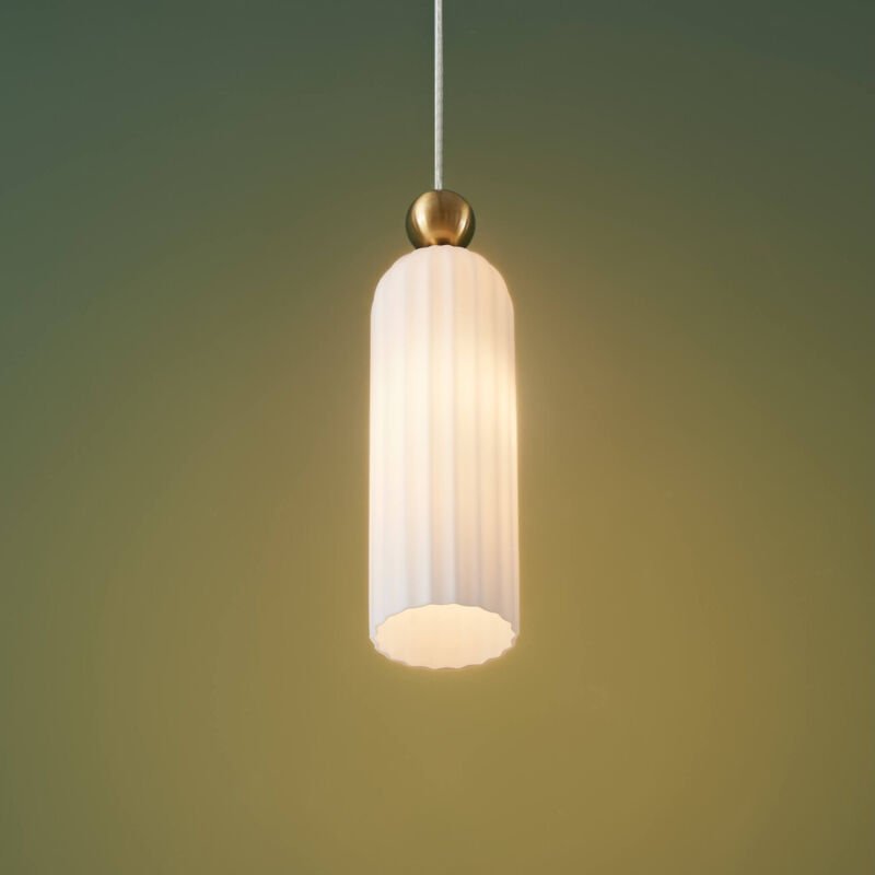 Goldene Pendelleuchte mit opalem und gerilltem Glas - Leonora