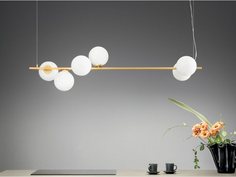 Pendelleuchte ENOIRE 6-flammig Gold mit Glaskugeln in Opalweiß, Breite 120cm