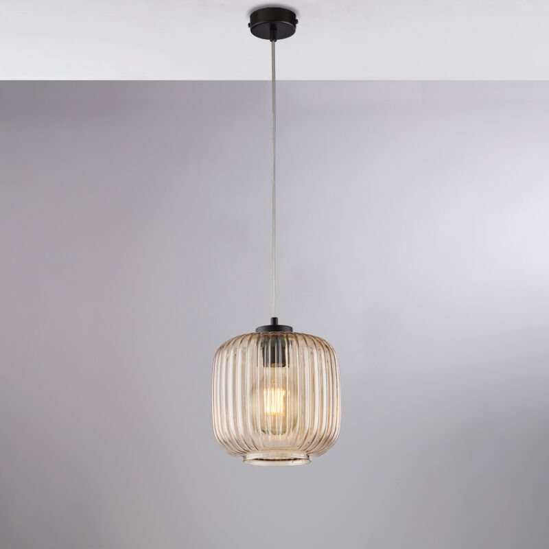 Sospensione in ferro laccato nero con cavo elettrico regolabile e diffusore in vetro soffiato ambra con decoro rigatura ...