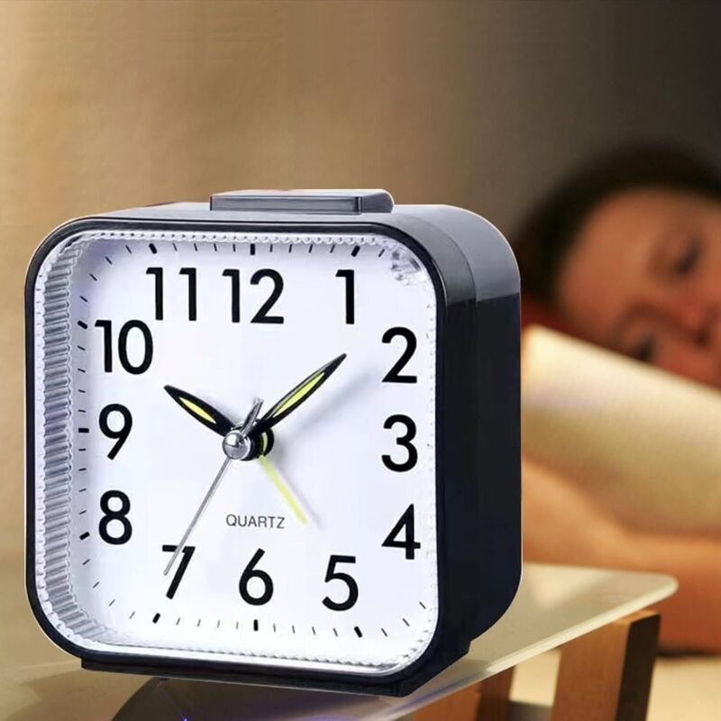 Leiser, nicht tickender Wecker mit Licht- und Schlummerfunktion und oberer Taste, tragbarer Wecker, Betrieb mit AA-Batte...