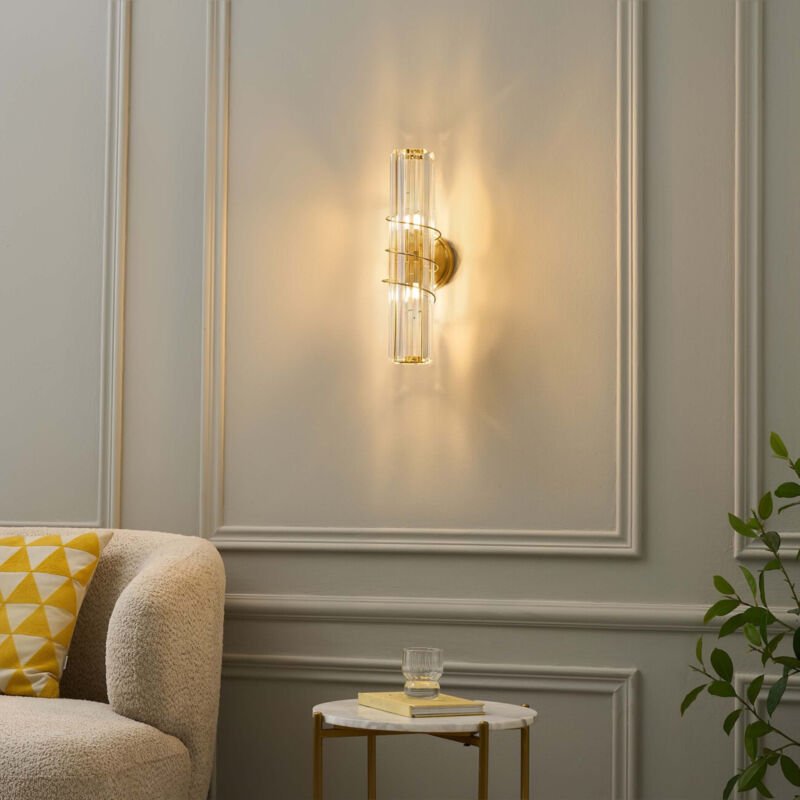 Goldene Wandleuchte mit Klarglas und Spiraldekoration - Daryna