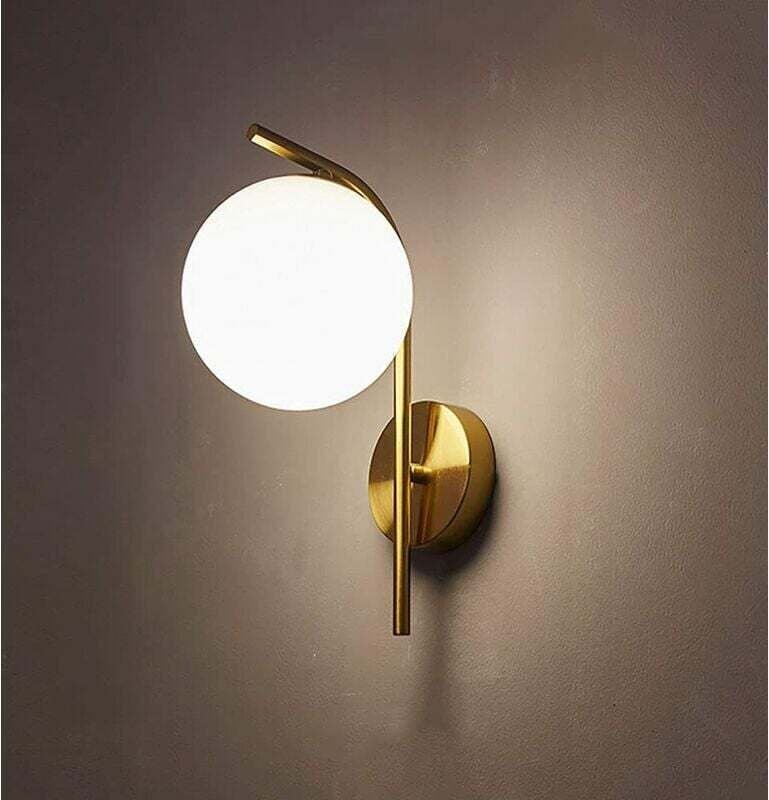 Moderne, kreative Wandleuchte mit kugelförmigem Glasschirm, E27-Fassung in Goldoptik, individuelle Wandleuchte für Schla...