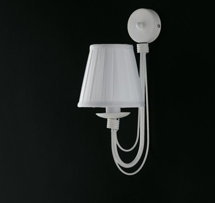 Schäbiger weißer Eisenapplikation ein leichter weißer Lampenschirm 21x h38 cm