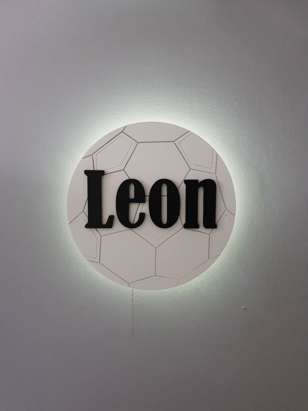 Lámpara de noche LED con forma de bola y nombre, alimentada por batería.