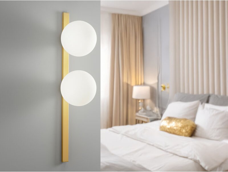 Wandleuchte ENOIRE 2-flammig Gold mit Glaskugeln in Opalweiß, Höhe 60cm
