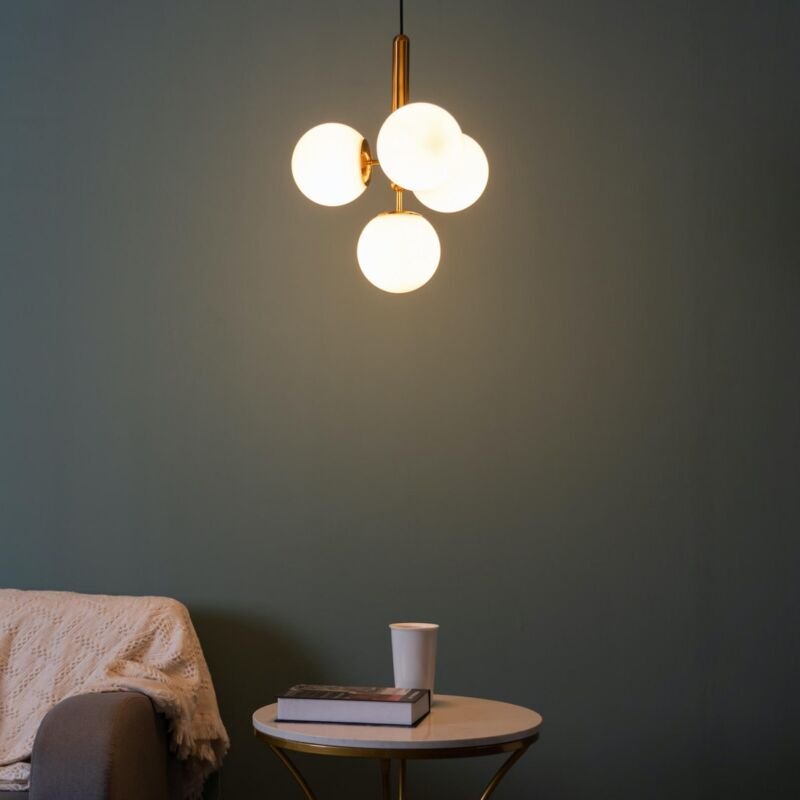 Kosilum - Hängeleuchte aus Messing mit 4 weißen Glaskugeln - Giovanna
