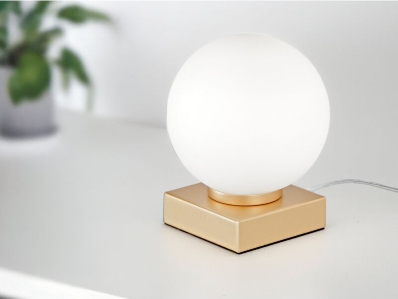Kleine Tischleuchte ENOIRE Gold mit Glaskugel in Opalweiß, Höhe 17,5cm