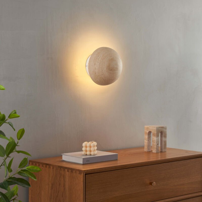 Kleine kugelförmige Wandlampe aus beigefarbenem Stein - Elvin
