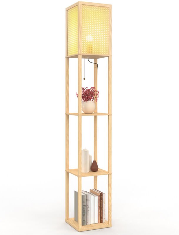 Natürliche Stehleuchte aus hellem Holz mit Regalen und quadratischem Lampenschirm in Rohrgeflechtoptik