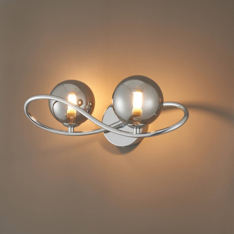 Verchromte Design-Wandleuchte mit zwei Rauchglaskugeln - Novale