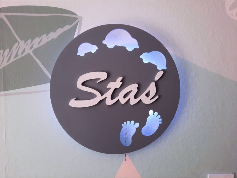 Tulajka-Nachtlampe mit dem Namen des Autos und Füßen