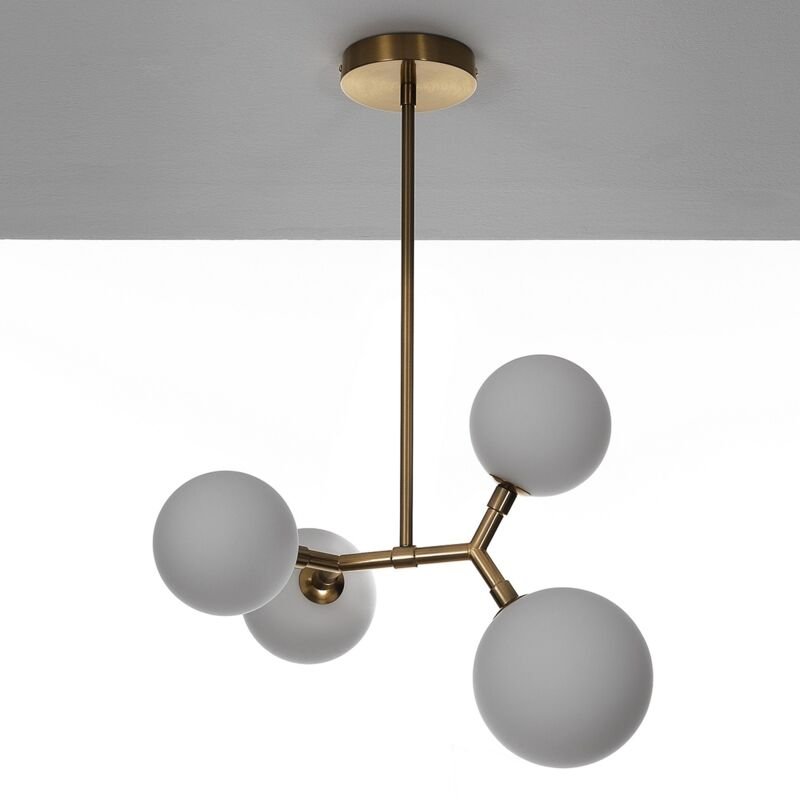 Moderner Kronleuchter aus mattiertem Messing mit weißen Glaskugeln Lily