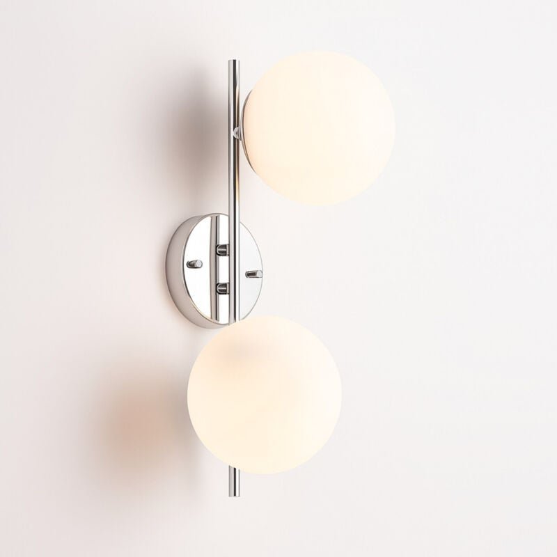 Doppelte Wandleuchte mit Opalglaskugel „Double“