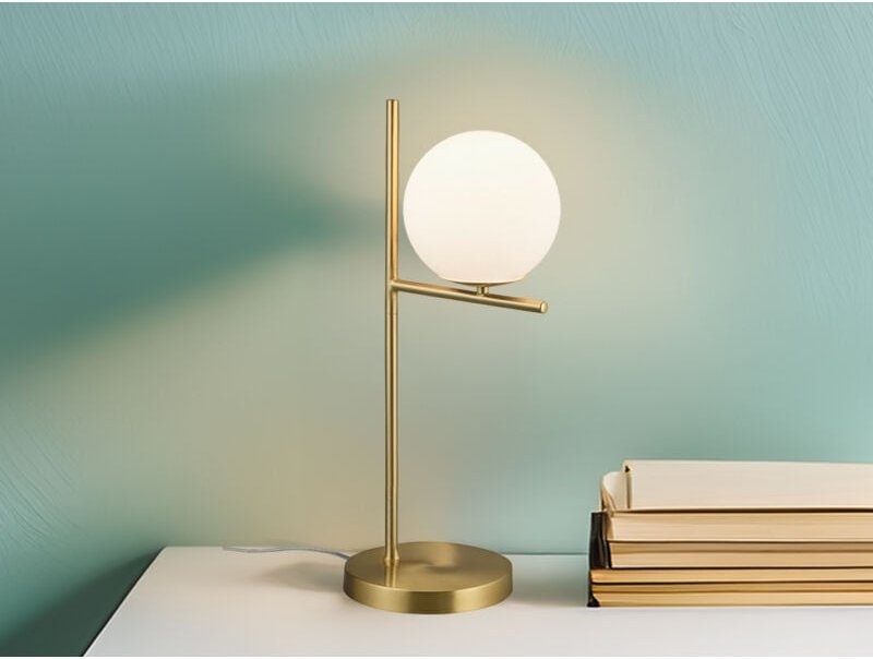 Tischleuchte PURE in Messing matt mit Glaskugel Opal Weiß, Höhe 52cm