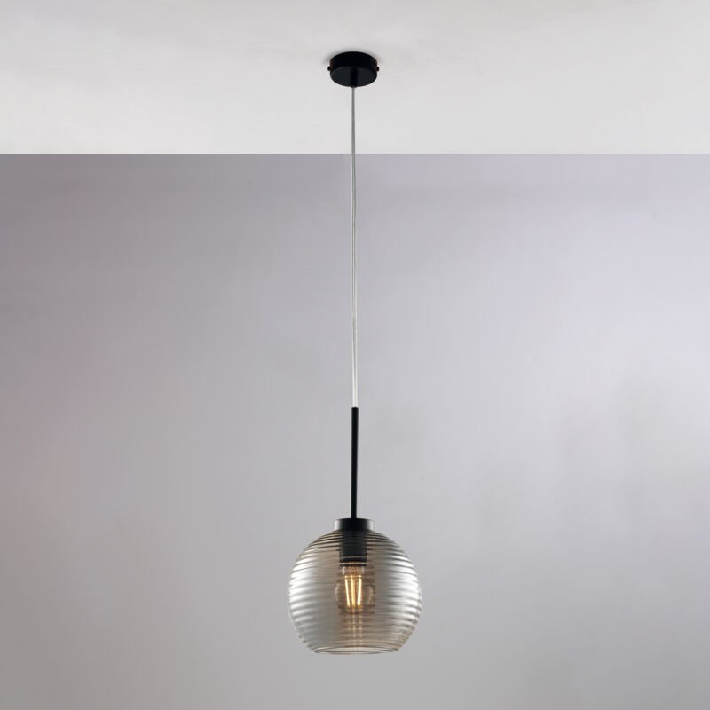 Sospensione in ferro laccato nero con cavo elettrico regolabile e diffusore in vetro soffiato grigio specchiato con riga...