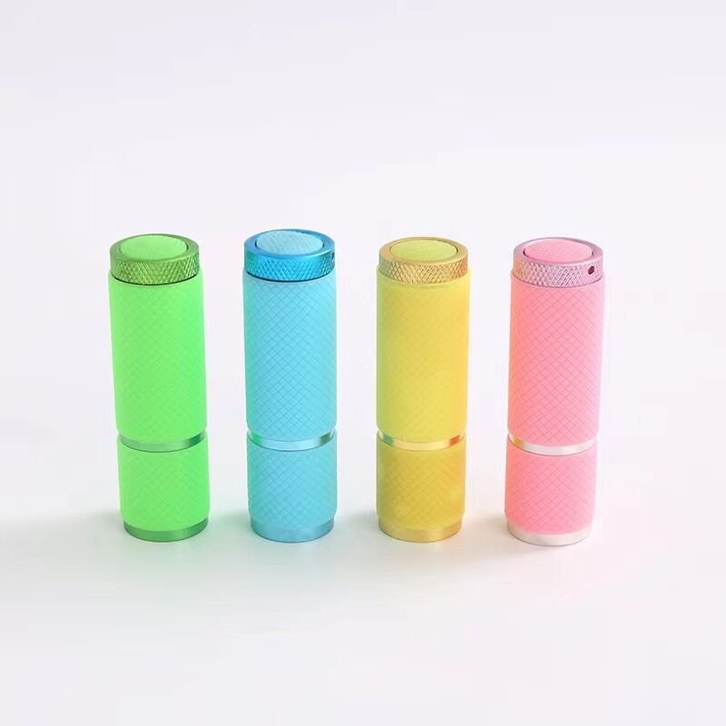 CCYKXA Set mit 4 Mini-LED-Taschenlampen (9 LEDs), inklusive Trageschlaufe und Gummigriff. Superhelle, wasserdichte Mini-...