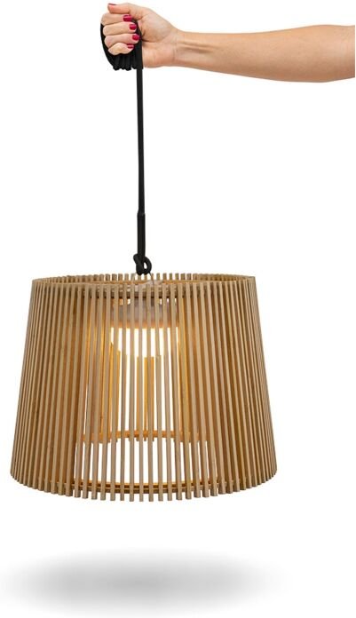 Okinawa hang Pendelleuchte mit warmem LED-Licht und wiederaufladbarem Akku. Hergestellt in Spanien aus Naturfasern