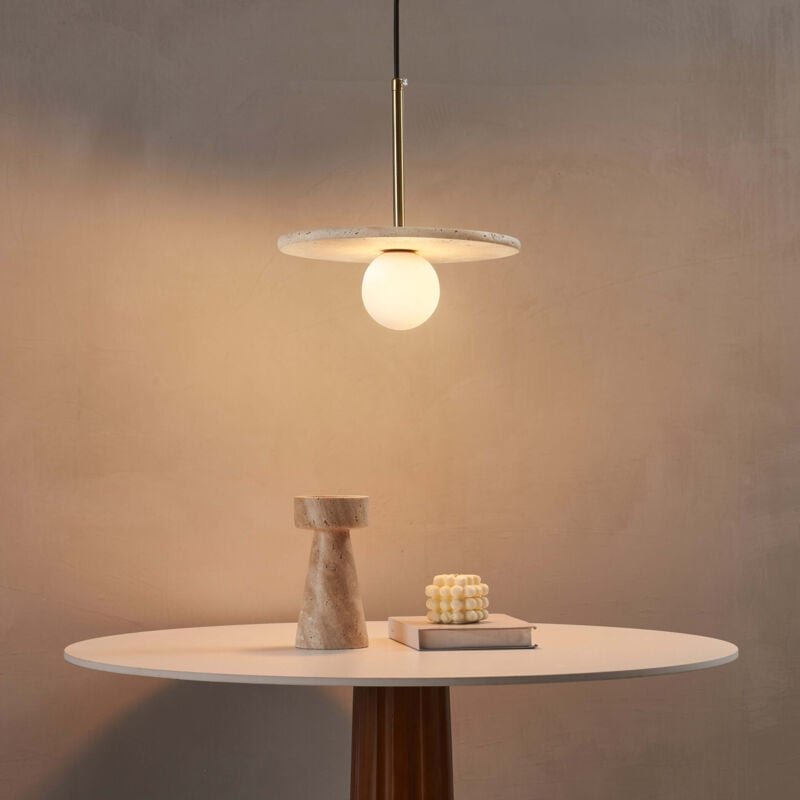 Elegante Pendelleuchte aus Travertin und opaler Glaskugel - Silvia