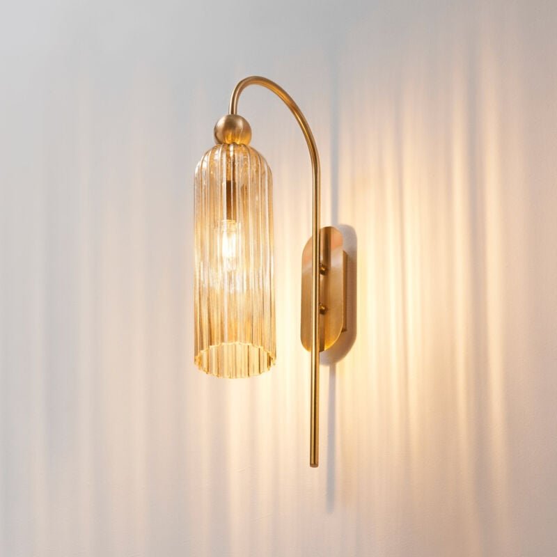 Goldene Bogenwandleuchte mit geripptem Braunglas - Leonora