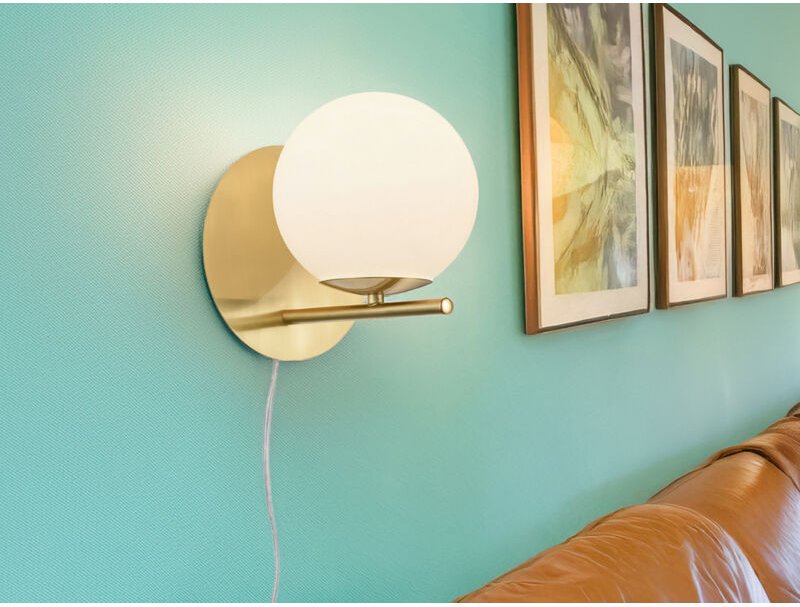 Trio - Wandleuchte pure Messing mit Glaskugel Opal Weiß Flex mit / ohne Kabel, h: 21cm