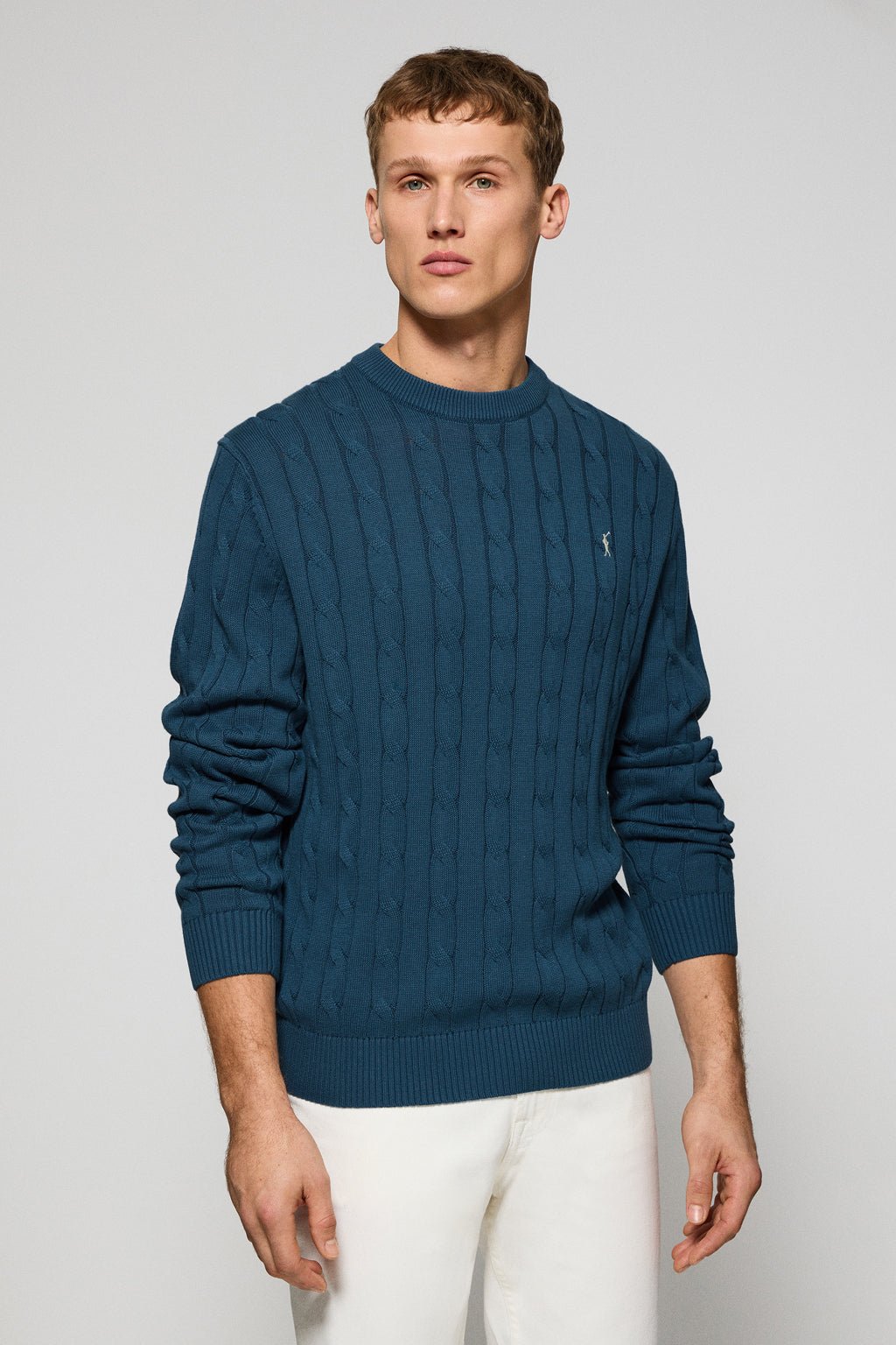 Zopfpullover denimblau mit Rundkragen und Rigby Go Stickerei