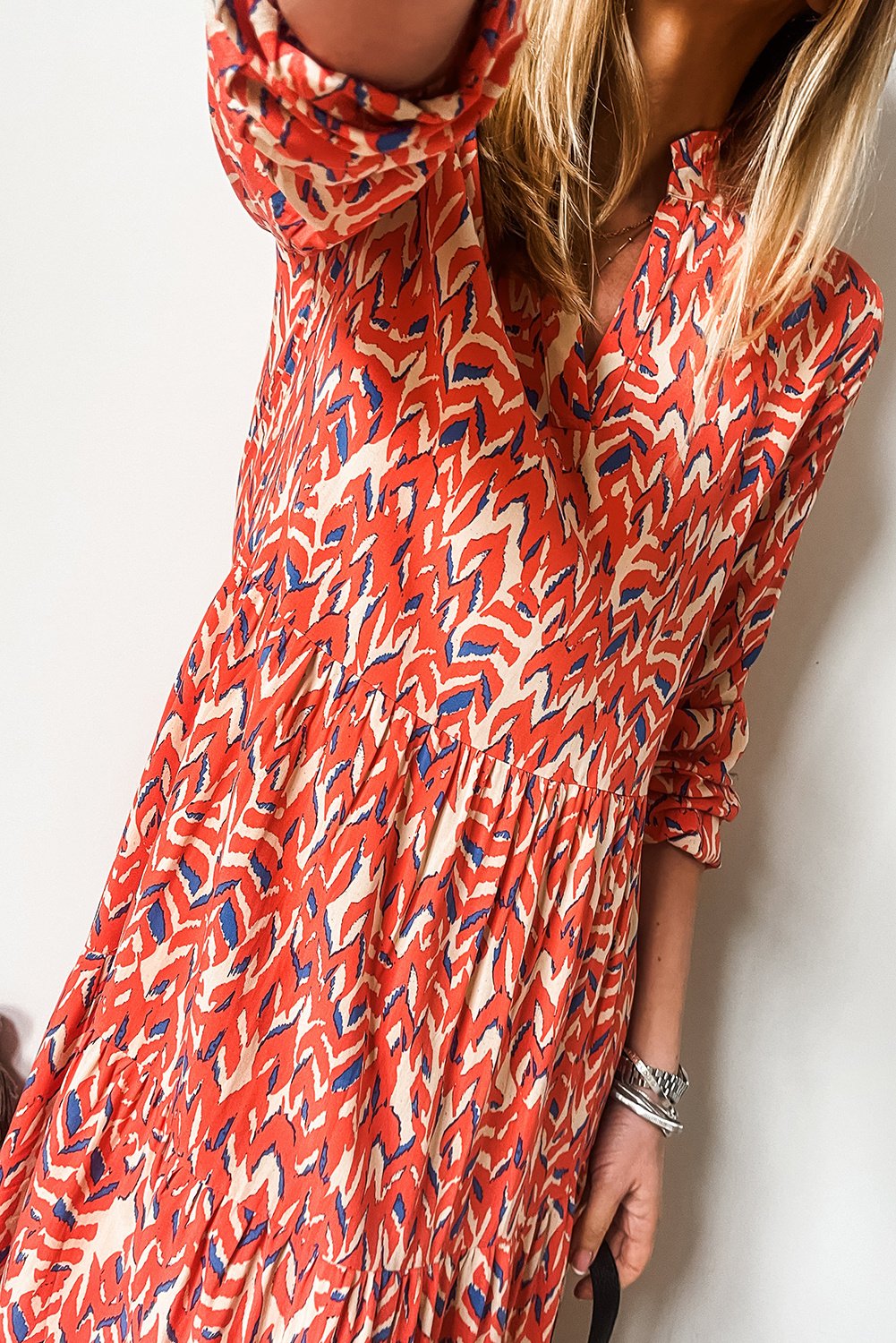 Gestuftes Maxikleid mit abstraktem Druck