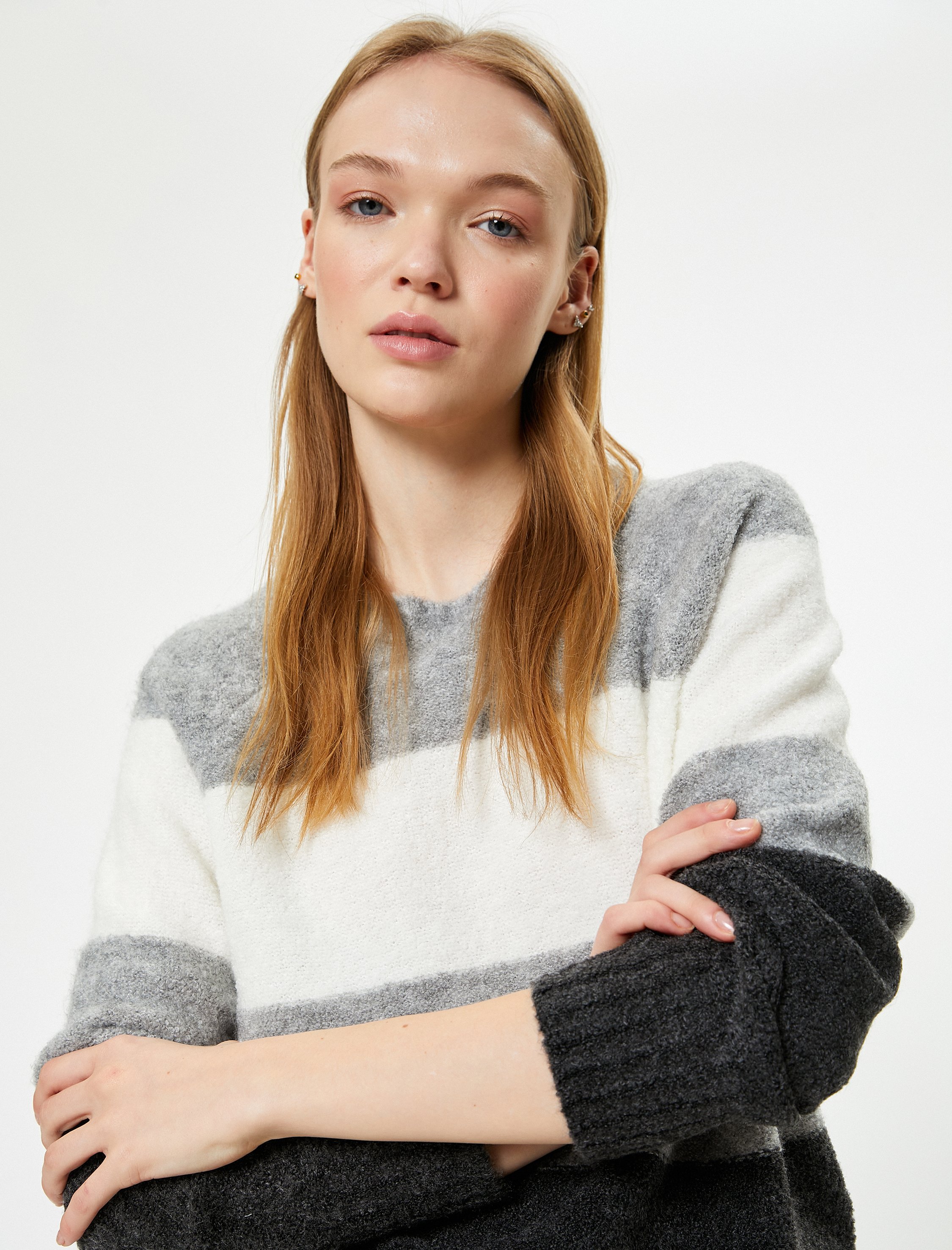 Thumbnail - Koton Sweater Rundhalsausschnitt Gestreift Sweater