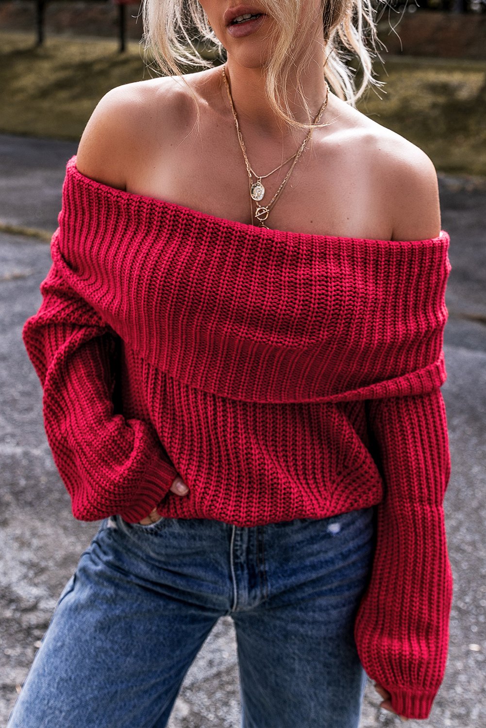 Roter Off-the-Shoulder Rippenstrickpullover